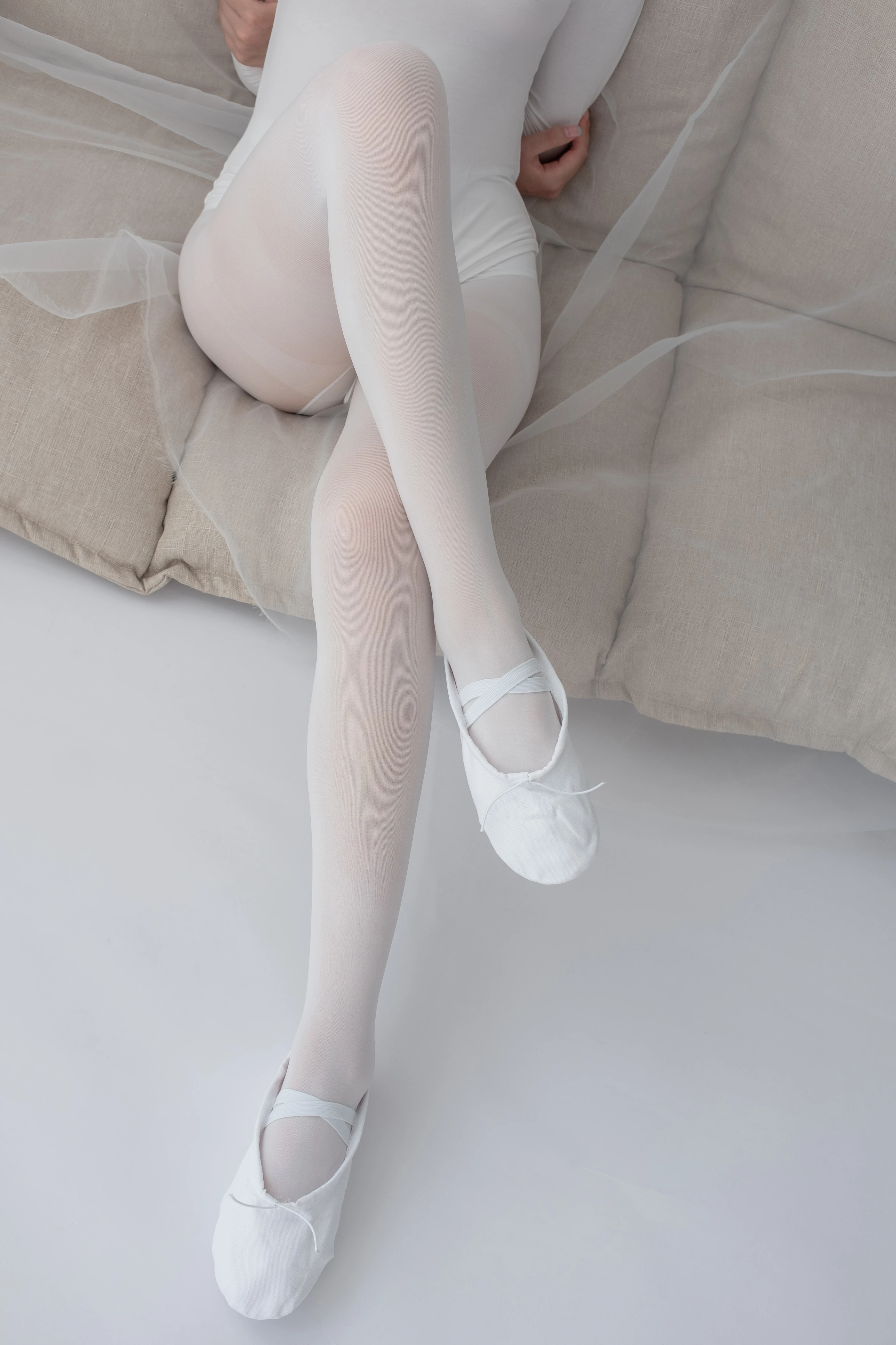 森萝财团 [ALPHA-007] 纯白的诱惑白丝裸足 [156P]插图2